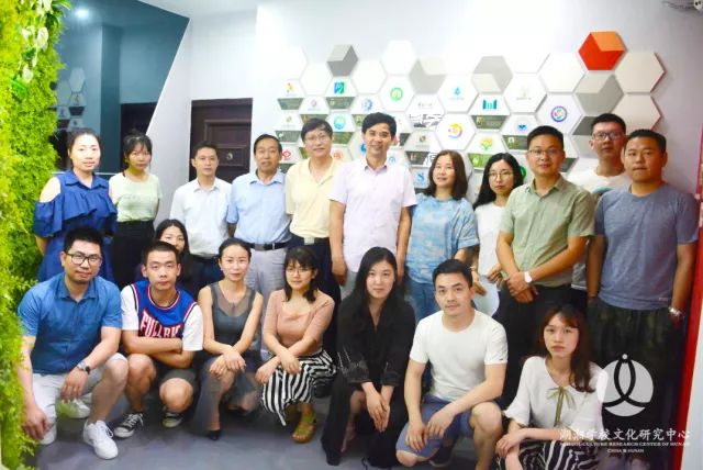 10：签约结束后专家与公司全体员工合影.jpg
